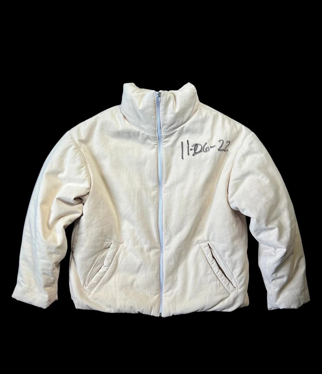 thumb de yzy-szn-x-padded-jacket-sample-v0-n4ut541dgdsd1.jpg